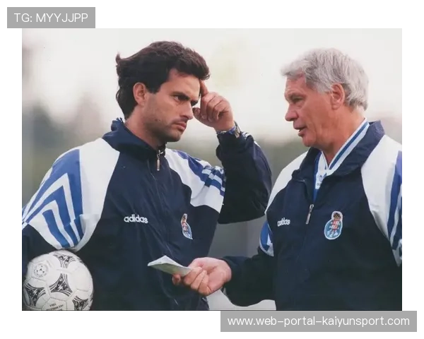 “光明球场的传承:穆里尼奥赛前与恩师罗布森铜像的深情对视” “光明球场的传承:穆里尼奥赛前与恩师罗布森铜像的深情对视”